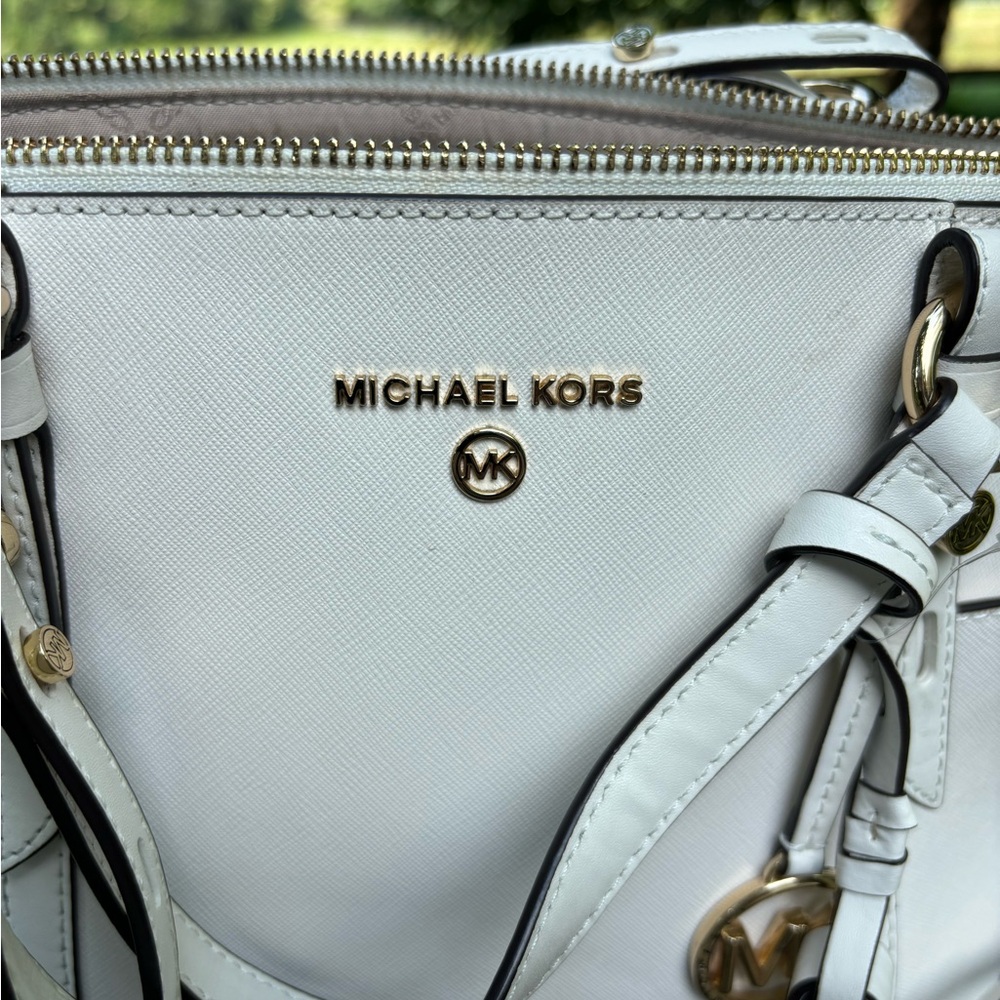 Michael Kors White Leather Handbag with Adjustable Removable Crossbody Strap - Picture 3 of 10